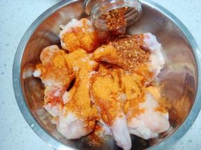 放入辣椒粉5克。（随个人口味适量添加，不喜辣可忽略不加。）
