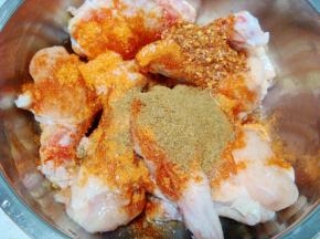 放入黑胡椒粉3克（去腥），孜然粉10克。