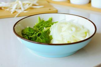 洋葱切成粗细和杏鲍菇差不多的丝，
香菜切成6厘米左右的段，
还需要一些蒜末，忘记拍图啦~