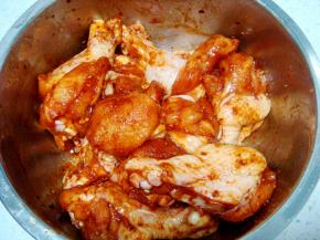 手上套一次性手套或者是保鲜袋抓均匀。