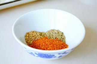 准备辣椒粉，孜然，和芝麻~
辅料全部可多可少，味道全屏你自己的喜好~