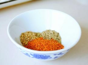 准备辣椒粉，孜然，和芝麻~
辅料全部可多可少，味道全屏你自己的喜好~