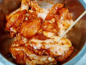 用大竹签在每个鸡翅根的两面都多扎几下，这样更入味。盖上保鲜膜放入冰箱冷藏腌制一晚。（腌制的时间长会非常的入味哦）