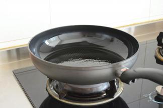 锅热放油，一点点能涂抹开就好！