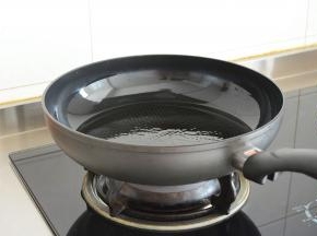 锅热放油，一点点能涂抹开就好！