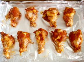 第二天取出鸡翅根，搅拌几下，烤盘铺上锡纸，摆放上鸡翅，刷上一层食用油。烤箱提前预热，上220度，下200度，烤30分钟。