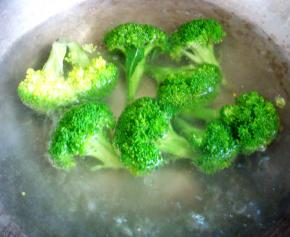 这个时候焯水西兰花，锅里放入水，水开后，倒入几滴食用油，放入西兰花，焯水一两分钟，捞出过凉水。（这样做西兰花会更翠绿）