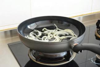 放入圆葱翻炒.
炒出香味~