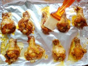 烤30分钟后，取出烤盘，刷上一层蜂蜜，再烤5分钟即可。