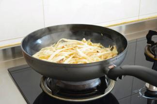 慢慢煸炒到水分殆尽。
别着急添加任何调料，
如果有点粘锅就把火调小一些~