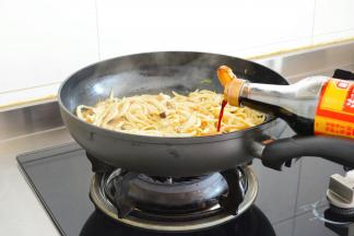 水分挥发后添加生抽和盐~
如果还能出汤汁就继续翻炒一下