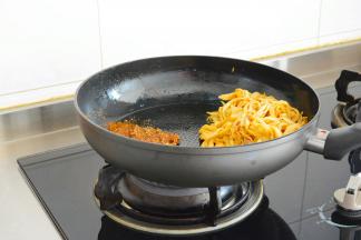 炒好后推到锅子一边~
把锅子腾出来的地方，加入油烧热，
放入辣椒粉，孜然，芝麻和蒜碎爆香后一同翻炒~