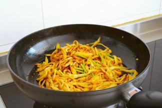 最后放入香菜翻炒均匀即可~