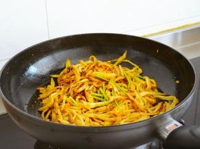 最后放入香菜翻炒均匀即可~