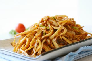 今天这是炒锅版的~
当然也可以用烤箱来做，味道更赞哦\\\\\\\\\\\\\\\\\\\\\\\\\\\\\\\\(≧▽≦)/~~
不嫌弃麻烦的，也可以像金针菇一样卷上豆腐皮~
更多吃法可以随意开发~
总而言之，就是想说，做成孜然味绝对不比金针菇差~
而且也不塞牙，不会不消化(．Q．) ~~