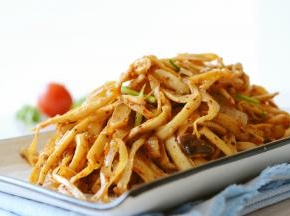 今天这是炒锅版的~
当然也可以用烤箱来做，味道更赞哦\\\\\\\\\\\\\\\\\\\\\\\\\\\\\\\\(≧▽≦)/~~
不嫌弃麻烦的，也可以像金针菇一样卷上豆腐皮~
更多吃法可以随意开发~
总而言之，就是想说，做成孜然味绝对不比金针菇差~
而且也不塞牙，不会不消化(．Q．) ~~