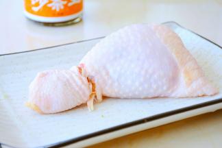 鸡腿沿着最细的一处，用剪刀剪段~