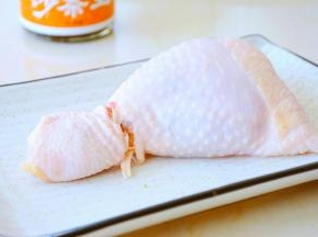 鸡腿沿着最细的一处，用剪刀剪段~