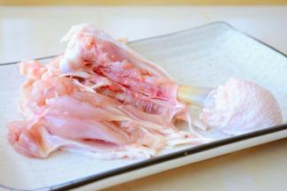 鸡腿内侧用剪刀剪开，然后把鸡骨取出来~
鸡骨头我会留用煲汤，没有处理的特别干净~
如果不在利用，你的动手能力又强，就剔的更干净一些，别浪费~