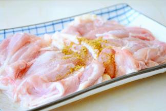 剔完清洗一下，攥去多余水分~
放入盐和十三香，抓拌一下~