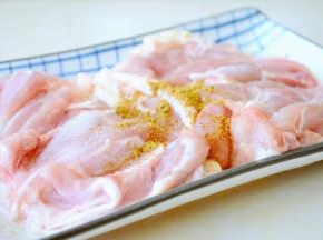 剔完清洗一下，攥去多余水分~
放入盐和十三香，抓拌一下~