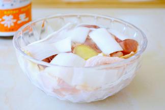 葱姜切成方便挑出的大片，
放入鸡腿中在抓拌均匀，
腌制1小时以上~