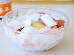 葱姜切成方便挑出的大片，
放入鸡腿中在抓拌均匀，
腌制1小时以上~