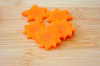 便当放一点胡萝卜，提高颜值还能营养搭配~
可以做成小花，不爱动手就切成圆片~