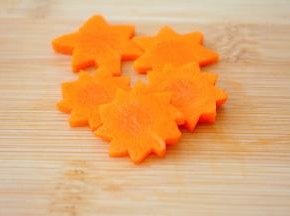 便当放一点胡萝卜，提高颜值还能营养搭配~
可以做成小花，不爱动手就切成圆片~