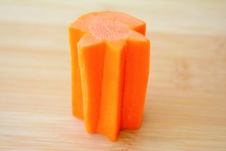 看看具体是怎么变成小花滴~
先在圆柱体上对角切~