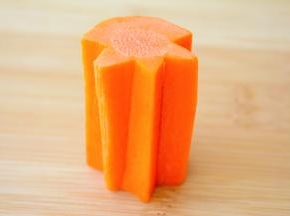 看看具体是怎么变成小花滴~
先在圆柱体上对角切~