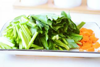 胡萝卜花剩下的小块，
可以切成丁放到鸡腿里炖煮~
尽可能的不浪费~
菠菜切成5-6厘米的段，
当然也可以用别的青菜替代~