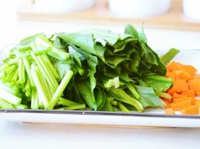 胡萝卜花剩下的小块，
可以切成丁放到鸡腿里炖煮~
尽可能的不浪费~
菠菜切成5-6厘米的段，
当然也可以用别的青菜替代~