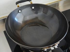 锅子烧热，放油~