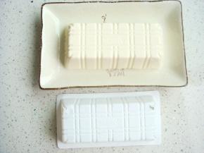 轻吹使空气进入，就很容易的扣出豆腐了。（豆腐析出的水分轻轻的倒掉）