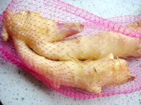 调制内酯豆腐要突出姜味才好吃，用的是这种鲜姜，姜味很浓郁。