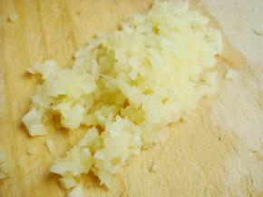 把姜清洗干净，切成碎末。