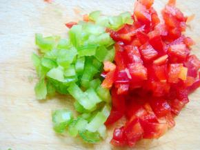 青红椒切碎粒备用。