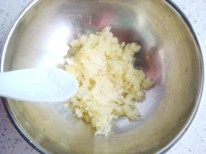 把姜末放入碗中，放入少许的盐。（一顶点的盐哦，避免太咸。）