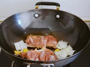 腿挑出去葱姜，
鸡皮朝下平铺到锅中，
把葱姜放到锅中，不要和鸡腿粘连~
调成中小火，慢慢煎制~