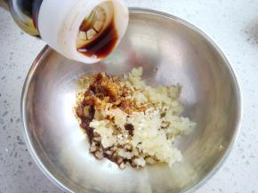 倒入少许鸡精粉，生抽，加入白糖，倒入白醋滴入数滴的香油。