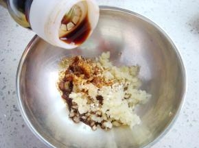 倒入少许鸡精粉，生抽，加入白糖，倒入白醋滴入数滴的香油。