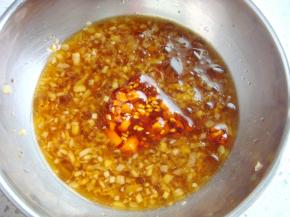 放入辣椒油，搅拌均匀。