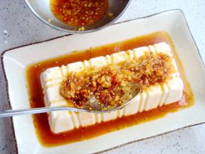 用小勺子淋到豆腐上。