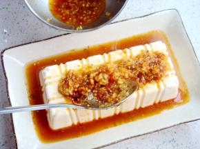 用小勺子淋到豆腐上。