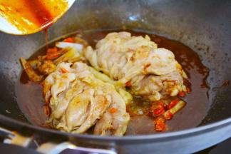 把调好的酱汁倒入锅中，在填入小半碗清水~