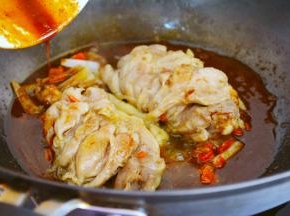 把调好的酱汁倒入锅中，在填入小半碗清水~