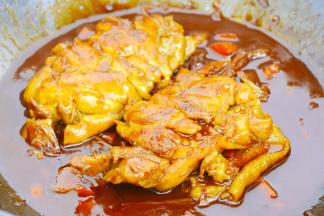 中途分几次翻面，到汤汁浓郁即可~