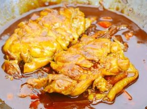 中途分几次翻面，到汤汁浓郁即可~