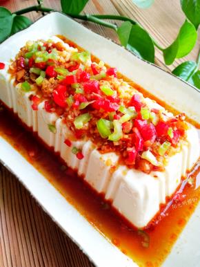 撒上青红椒碎粒即可。